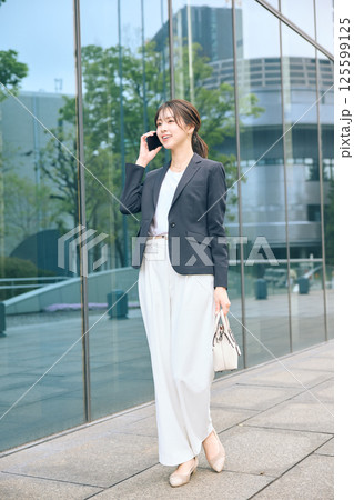 オフィス街を歩く女性 オフィス街を歩く女性 125599125
