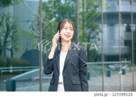 オフィス街を歩く女性 125599128