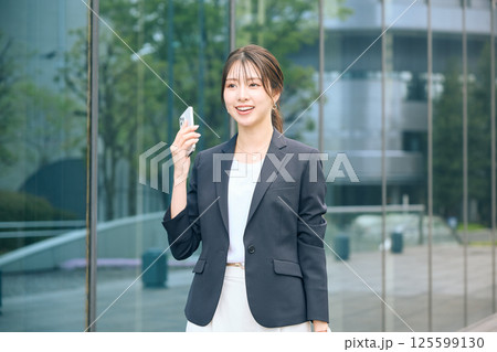 オフィス街を歩く女性 125599130
