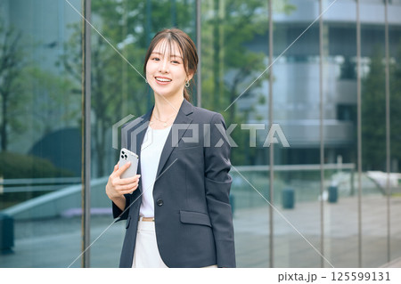 オフィス街を歩く女性 125599131
