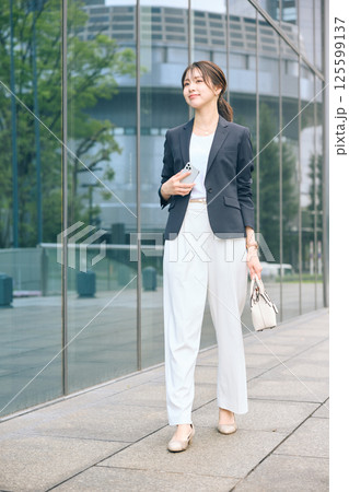 オフィス街を歩く女性 125599137