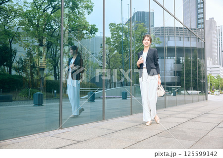 オフィス街を歩く女性 オフィス街を歩く女性 125599142