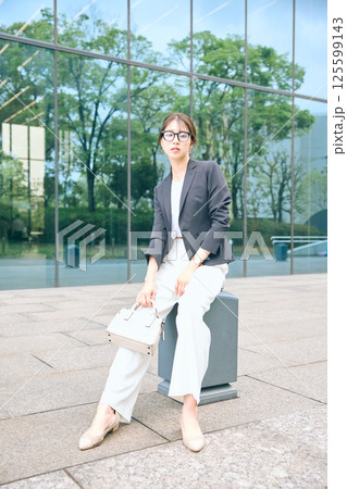 オフィス街で休憩する女性 125599143