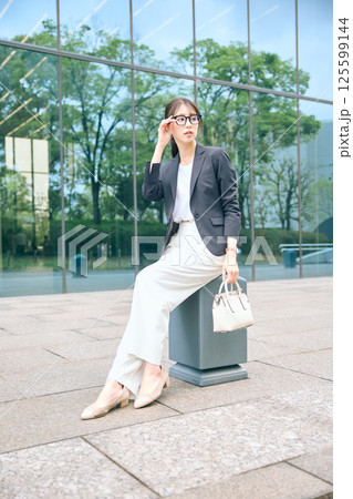 オフィス街で休憩する女性 オフィス街で休憩する女性 125599144