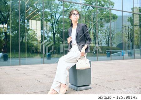 オフィス街で休憩する女性 125599145