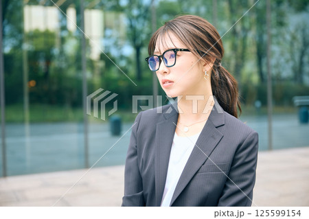 オフィス街で休憩する女性 125599154