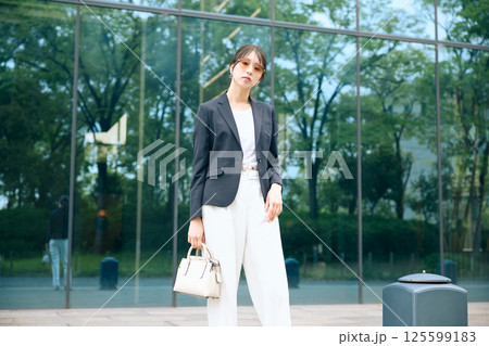オフィス街で休憩する女性 125599183