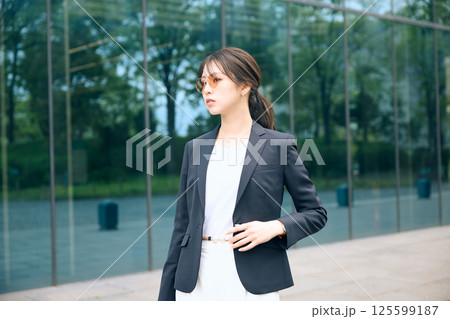 オフィス街で休憩する女性 オフィス街で休憩する女性 125599187