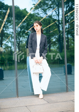 オフィス街で休憩する女性 125599211