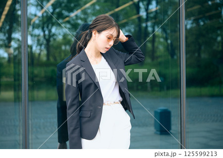 オフィス街で休憩する女性 125599213