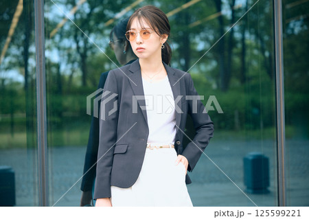 オフィス街で休憩する女性 オフィス街で休憩する女性 125599221