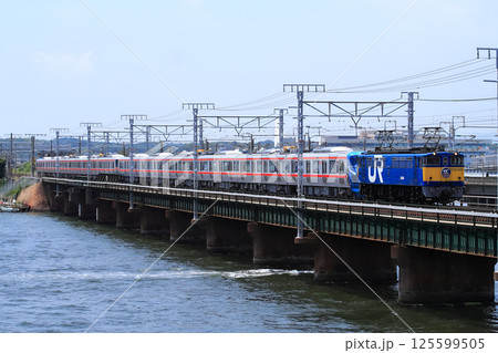 つくばエクスプレスを運搬する甲種輸送列車が通過した浜名湖の鉄道橋 125599505
