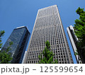 高層ビルを見上げるオフィス街の風景 125599654