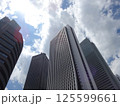 高層ビルを見上げるオフィス街の風景 125599661