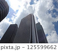 高層ビルを見上げるオフィス街の風景 125599662