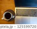 ノートパソコンのあるデスク 125599720