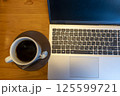 ノートパソコンのあるデスク 125599721