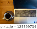 ノートパソコンのある机 125599734