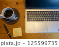 ノートパソコンのある机とノート 125599735