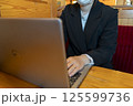 パソコンで作業するマスク姿の若い女性 125599736