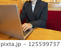 オフィスでノートパソコンを使って仕事をする若い女性 125599737