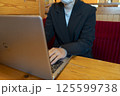 パソコンで作業するマスクをしたビジネスウーマン 125599738