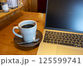 カフェでパソコンを使うイメージ 125599741