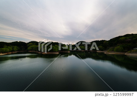 新緑の奈良布目ダム　日没にかけて曇っていく空と湖面の美しいリフレクション　静止画㉑ 125599997