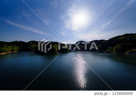 新緑の奈良布目ダム　日没にかけて曇っていく空と湖面の美しいリフレクション　静止画⑨ 125600009