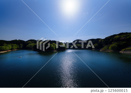 新緑の奈良布目ダム　日没にかけて曇っていく空と湖面の美しいリフレクション　静止画➂ 125600015