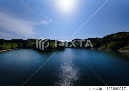 新緑の奈良布目ダム 日没にかけて曇っていく空と湖面の美しいリフレクション 静止画① 新緑の奈良布目ダム 日没にかけて曇っていく空と湖面の美しいリフレクション 静止画① 125600017