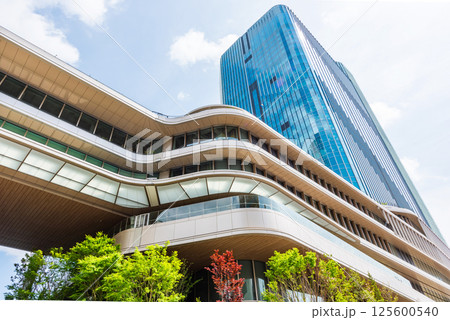 高輪ゲートウェイ駅前の高層ビル 125600540