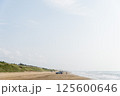 砂浜に停まった車 125600646