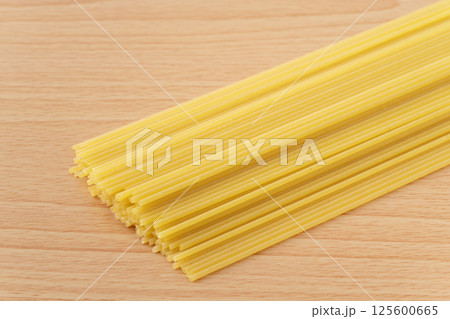 スパゲッティパスタの乾麺のクローズアップ 125600665