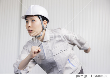 作業着を着たミドル女性 作業着を着たミドル女性 125600690