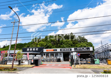 カインズ　町田多摩境店資材館PRO　出口　春の快晴　東京都町田市小山ヶ丘 125600818