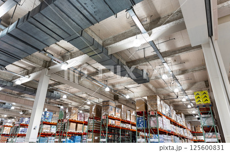コストコ多摩境倉庫店 巨大な陳列の様子 東京都町田市小山ヶ丘 コストコ多摩境倉庫店 巨大な陳列の様子 東京都町田市小山ヶ丘 125600831
