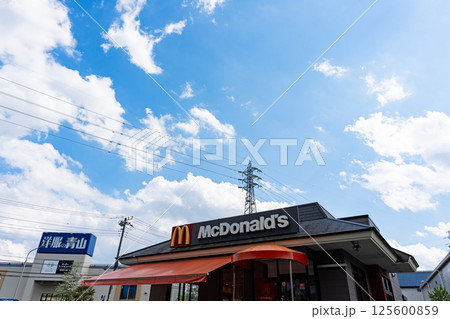 マクドナルド多摩境店の外観　春の青空　東京都町田市小山ヶ丘 125600859