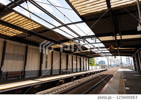 京王相模原線　多摩境駅のプラットフォーム　南方向　春の青空　東京都町田市小山ヶ丘 125600863