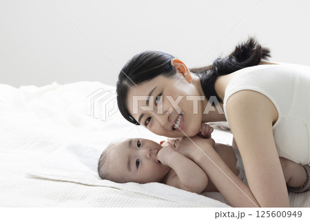 4ヶ月の赤ちゃんとママ 125600949