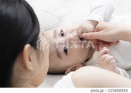 4ヶ月の赤ちゃんとママ 4ヶ月の赤ちゃんとママ 125600958