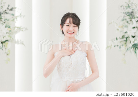 チャペルにいるウェディングドレス姿の花嫁,新婦 125601020