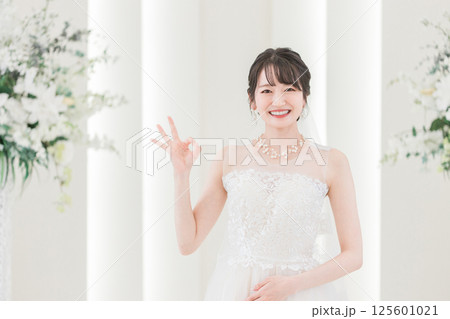 チャペルにいるウェディングドレス姿の花嫁,新婦 125601021