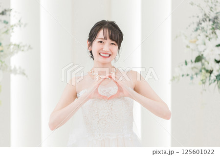 チャペルにいるウェディングドレス姿の花嫁,新婦 125601022