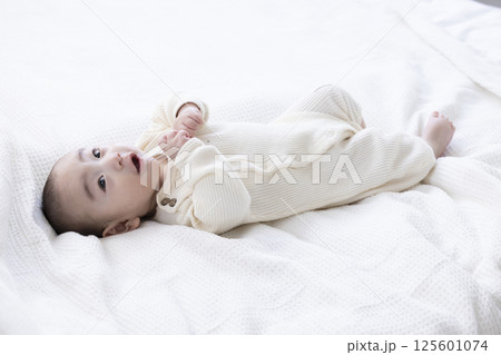 生後4ヶ月のかわいい赤ちゃん 生後4ヶ月のかわいい赤ちゃん 125601074