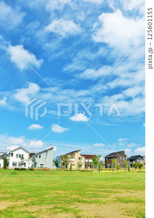 爽やかな青空と街の公園 爽やかな青空と街の公園 125601155