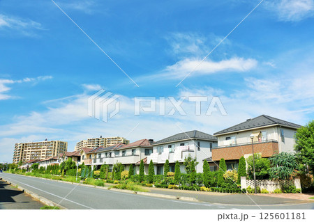 青空の街並み 新興住宅街の風景 青空の街並み 新興住宅街の風景 125601181
