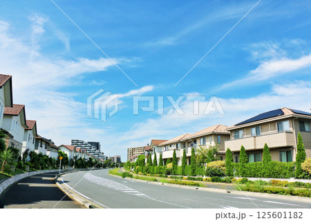 青空の街並み　新興住宅街の風景 125601182