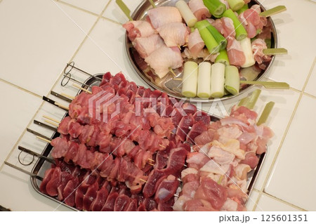 自宅のキッチンで焼き鳥の下処理 125601351