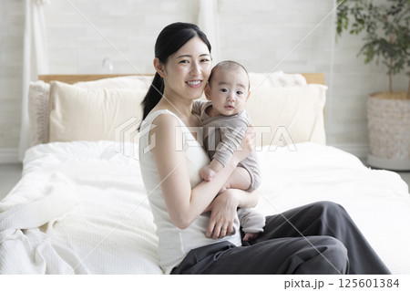 4ヶ月の赤ちゃんとママ 125601384